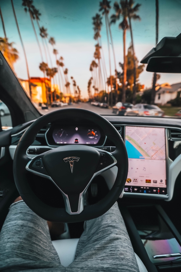 Tesla w trybie autonomicznym z kierowcą